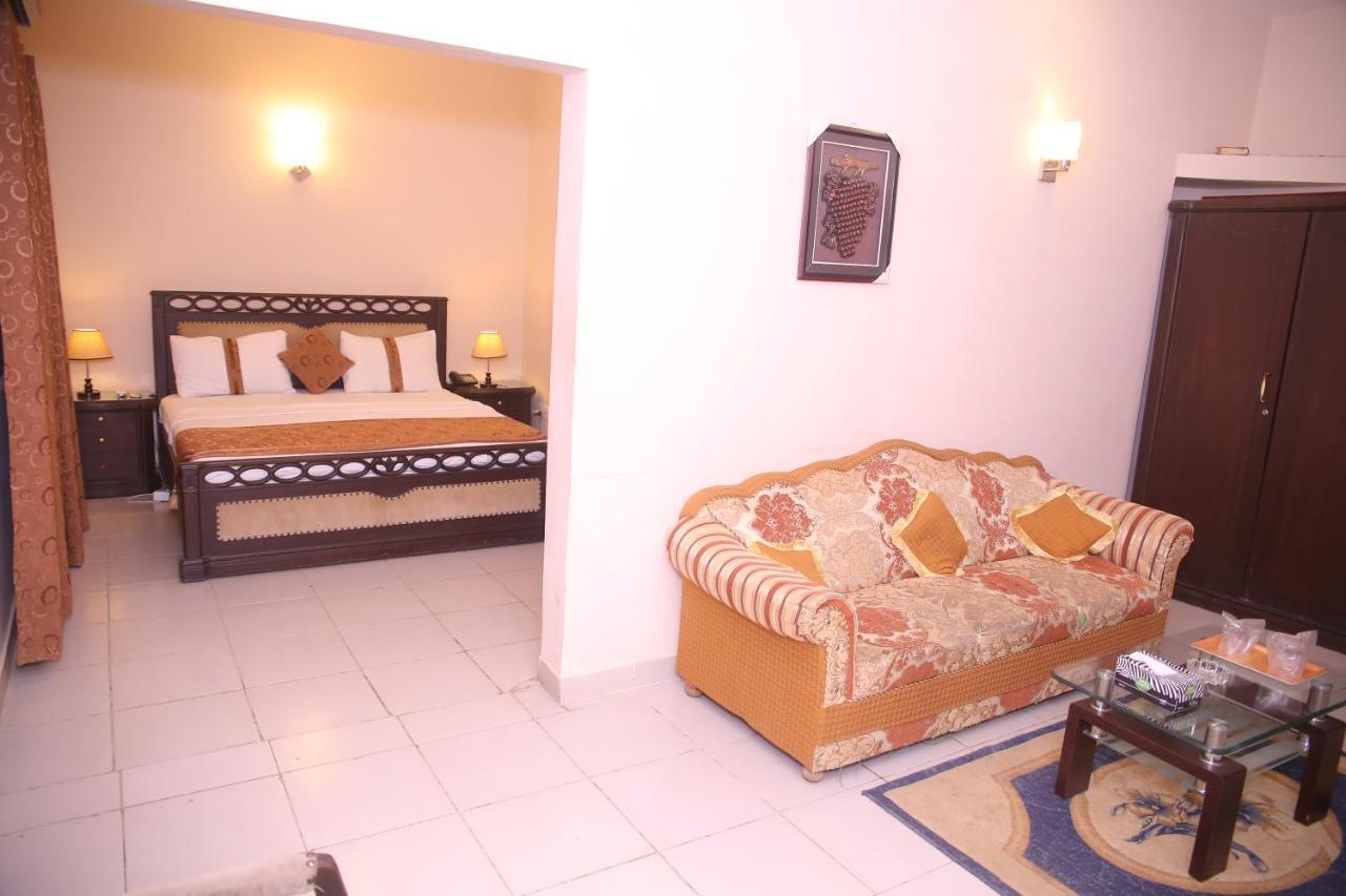 Royal Inn Hotel Karachi Exterior foto